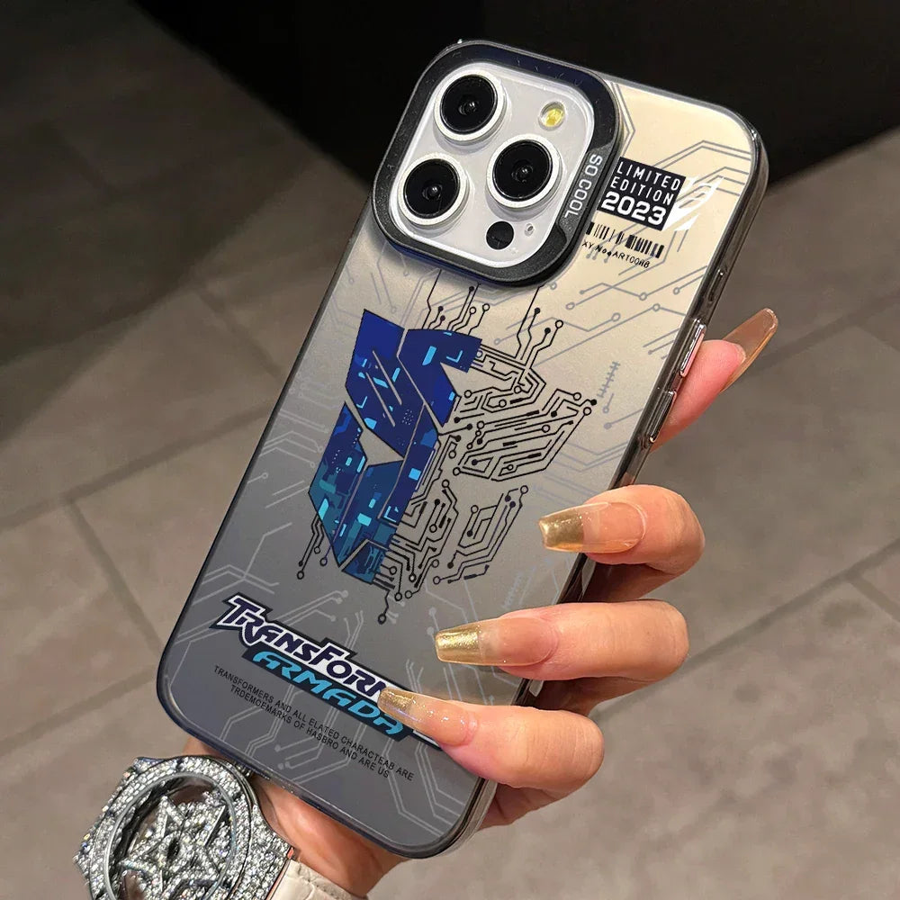 Coque de téléphone édition limitée Transformers, motif circuit imprimé bleu tenu en main – Transformers.