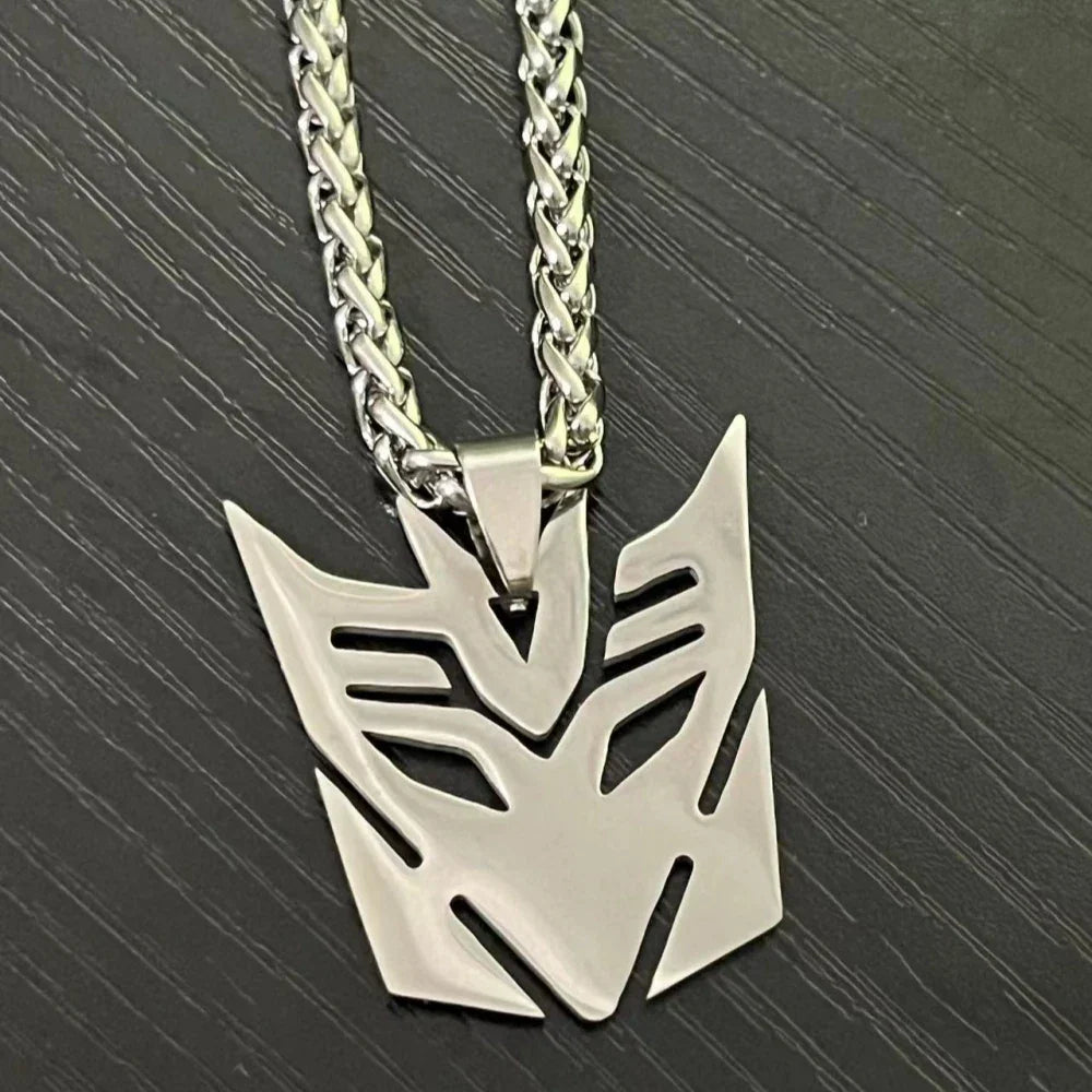 Collier pendentif acier logo Decepticon, chaîne argentée et fond noir texturé – Transformers.