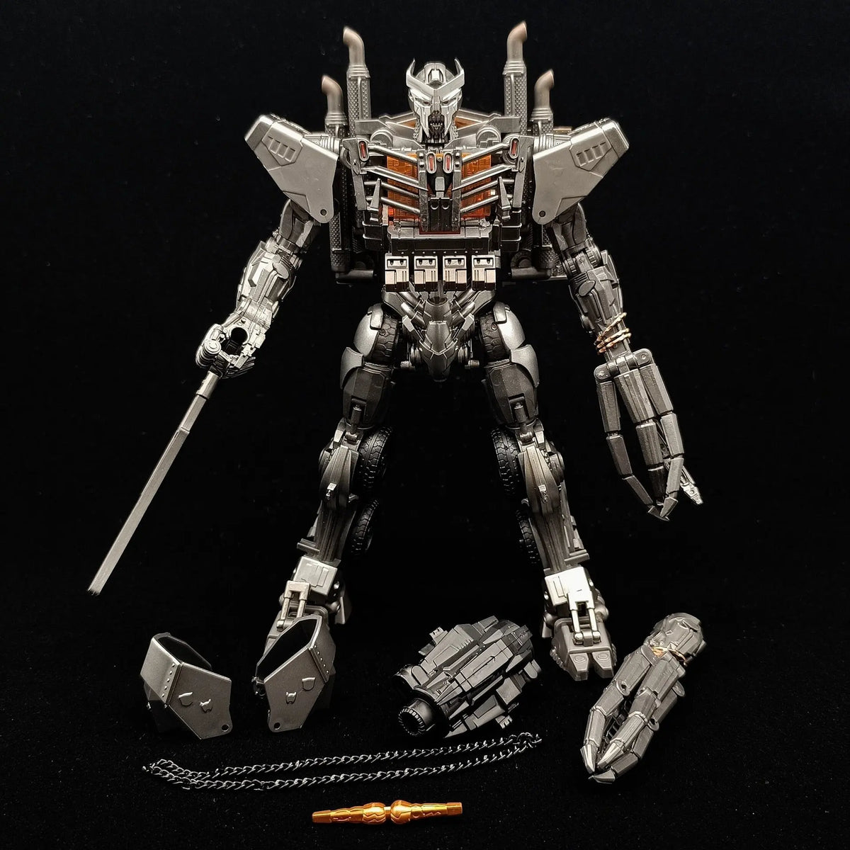 Transformers-figuur Scourge met zwaard in het licht TW1031 — Chromen gevechtsmodus als oplegger