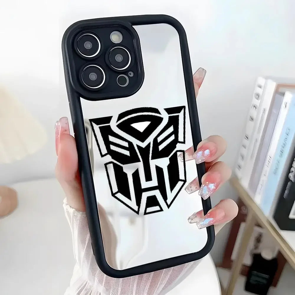 Coque de téléphone blanche avec logo Autobots noir tenue en main, style moderne – Transformers