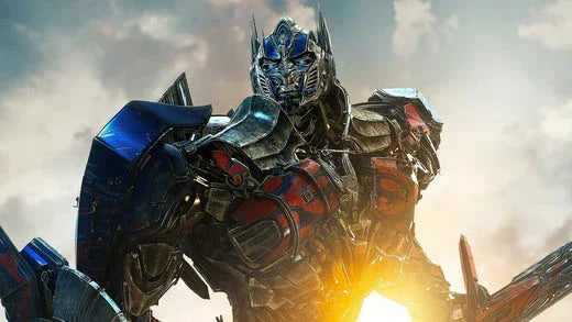 Figurine robot Optimus Prime détaillée, posture dynamique, armure rouge et bleue, lumière intense – Transformers