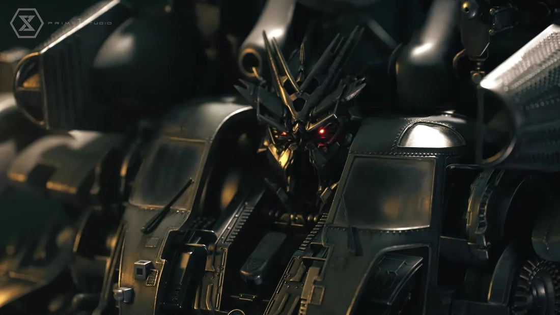 Statue Blackout détaillée en métal sombre, yeux rouges lumineux, esthétique mécanique – Transformers.