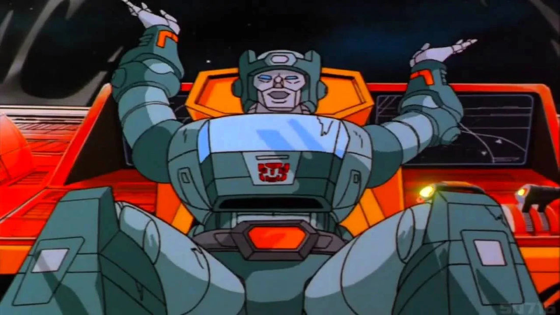 Robot gris assis aux commandes d’un vaisseau spatial, bras levés dans un décor futuriste – Transformers.