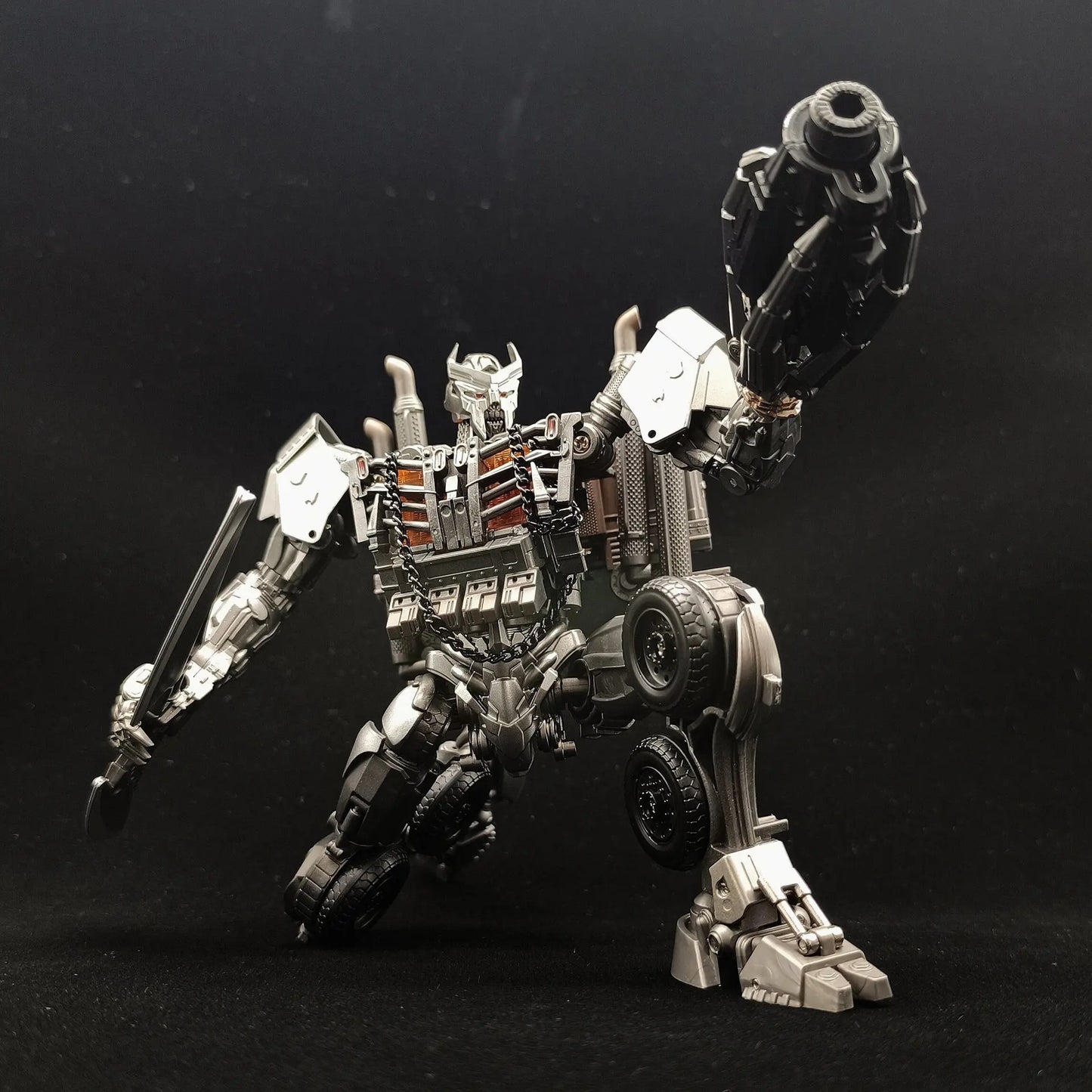 Transformers-figuur Scourge met zwaard in het licht TW1031 — Chromen gevechtsmodus als oplegger