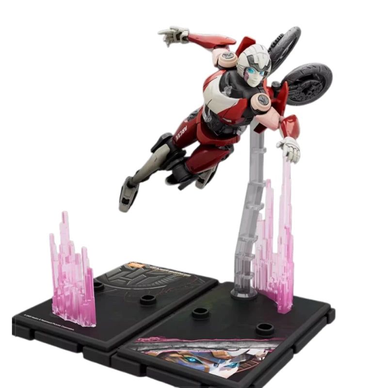 Transformers-figuur Arcee Vol Acrobatique — Roze-grijze robot op een lichtgevende standaard