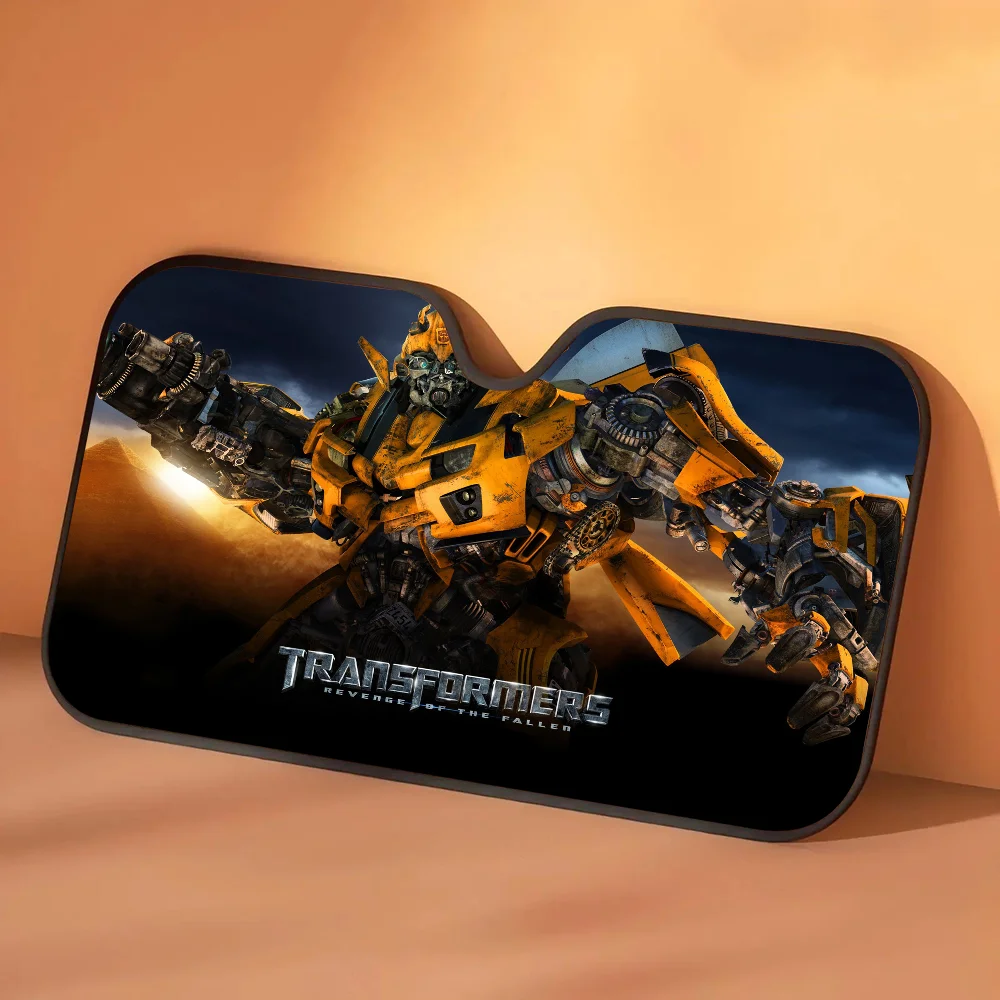 Transformers-zonwering Bumblebee in nachtelijk duel — autosolbescherming met gevecht in de schemering