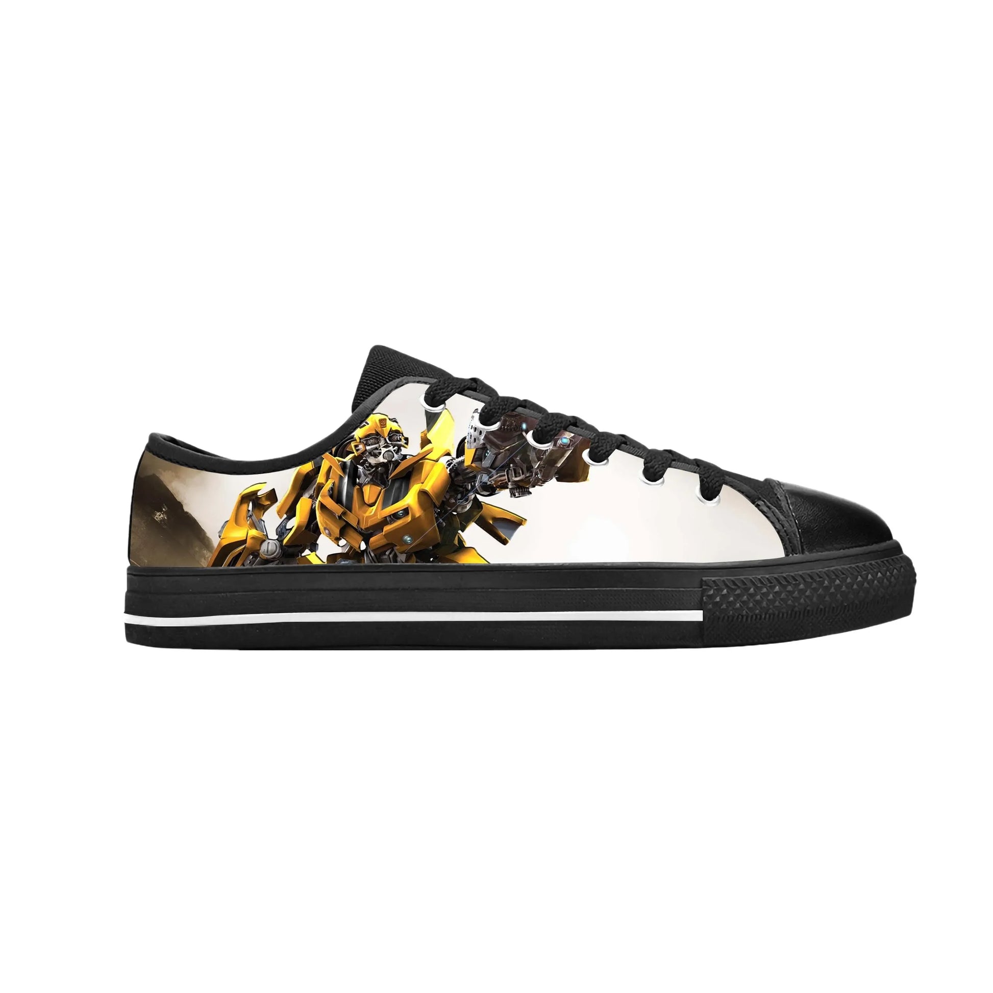 Baskets noires avec dessin Bumblebee jaune, style moderne sur fond blanc – Transformers.