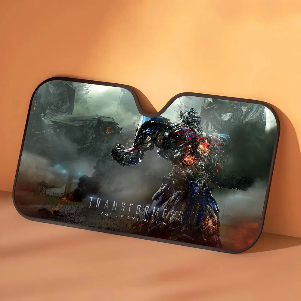 Transformers-zonwering Optimus Prime in stedelijke mist — autosolbescherming met grijze sfeer