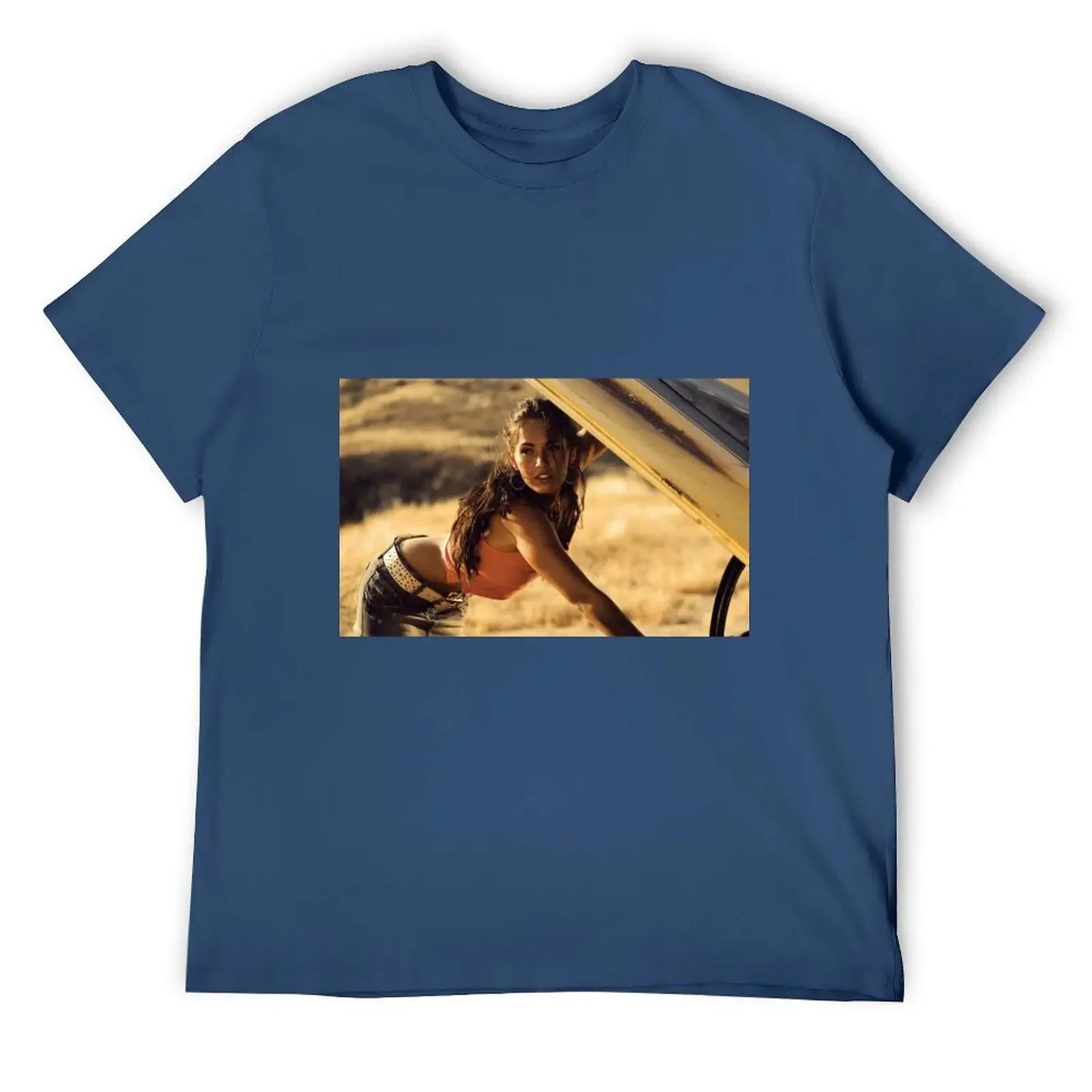 T-shirt bleu avec image d’une femme penchée sous un capot de voiture, décor désertique – Transformers.